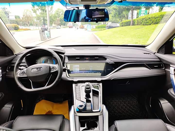 Фото 16 - Geely Atlas