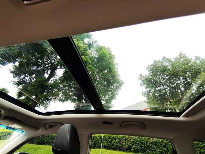 Фото 18 - Geely Atlas