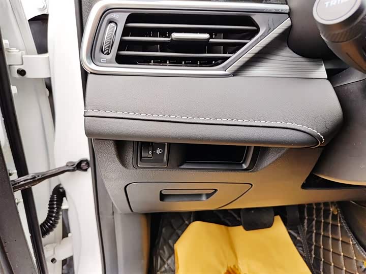 Фото 8 - Geely Atlas