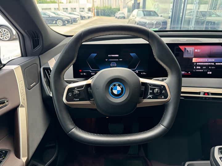 Фото 13 - BMW iX