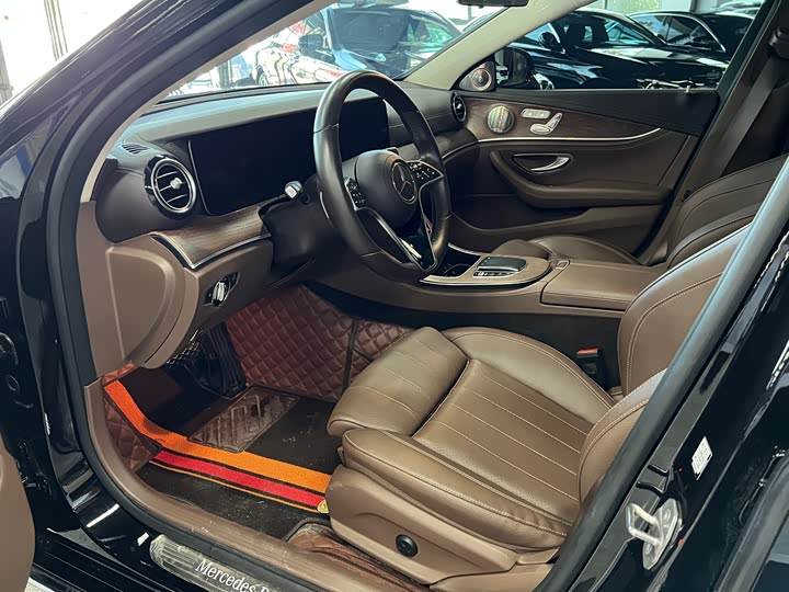 Фото 4 - Mercedes-Benz E-Class