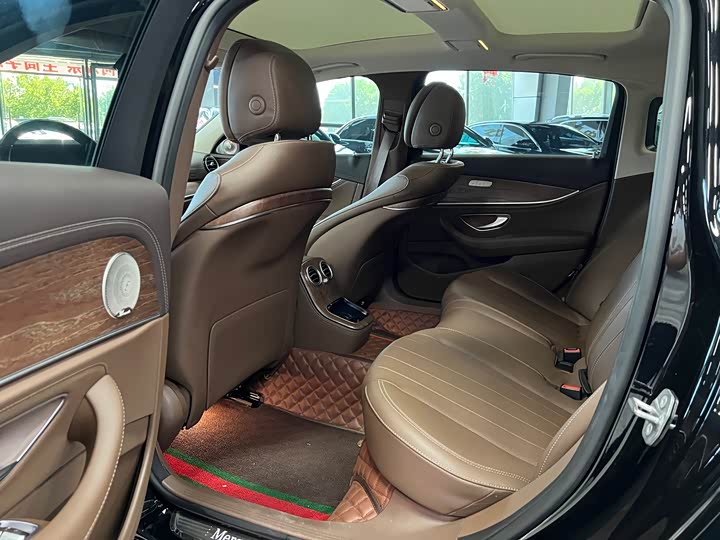 Фото 5 - Mercedes-Benz E-Class