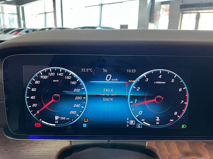 Фото 9 - Mercedes-Benz E-Class