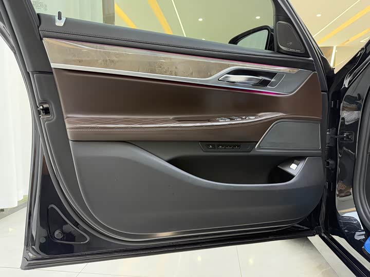 Фото 3 - BMW 7 Series