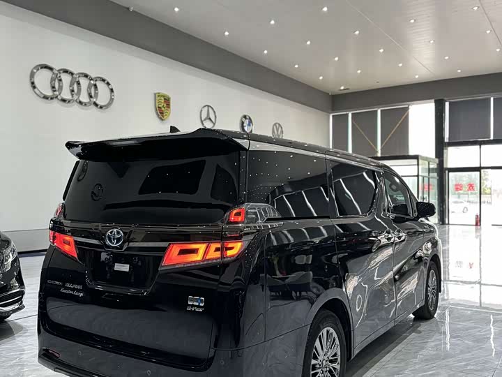 Фото 18 - Toyota Vellfire