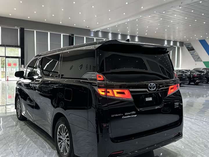 Фото 19 - Toyota Vellfire