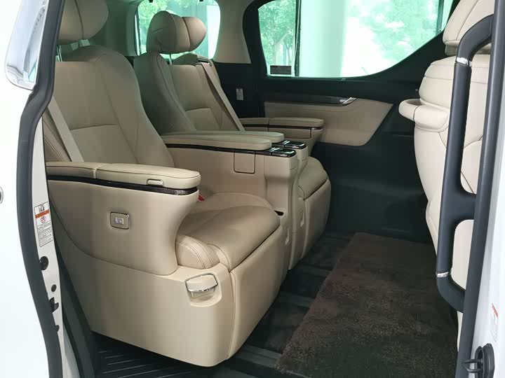 Фото 7 - Toyota Alphard