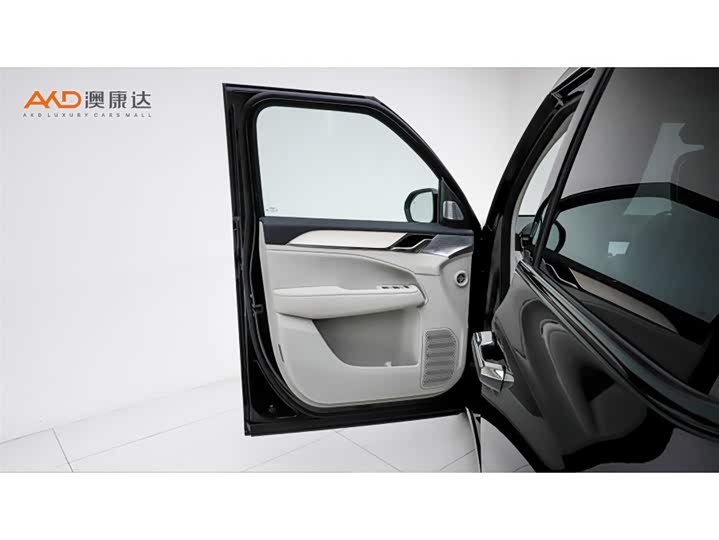 Фото 11 - Volvo EM90