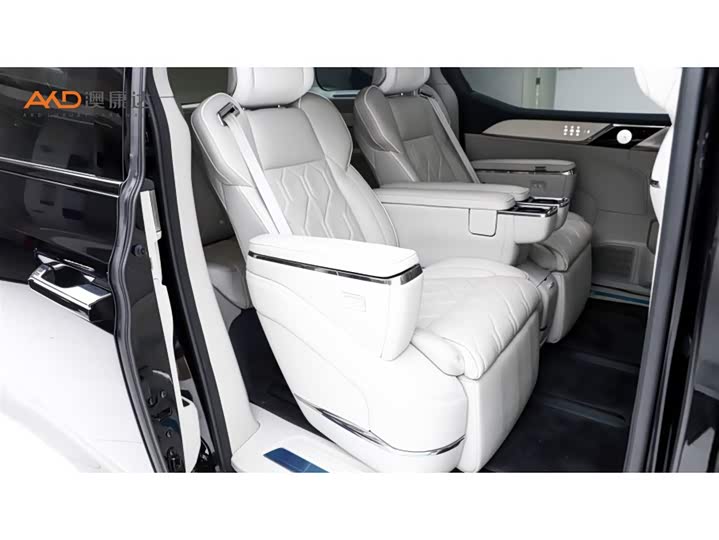 Фото 8 - Volvo EM90