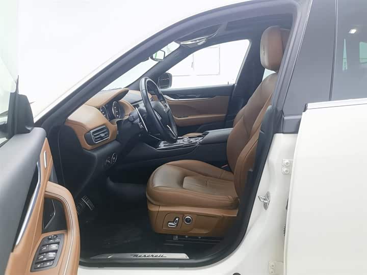 Фото 10 - Maserati Levante