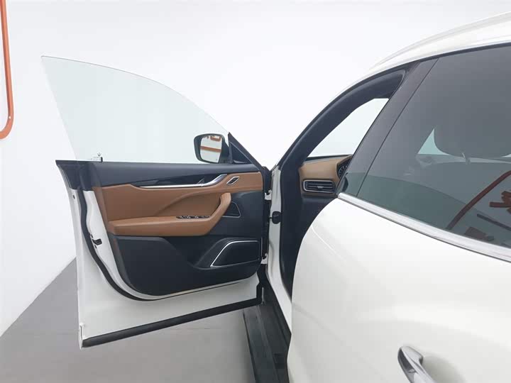 Фото 8 - Maserati Levante