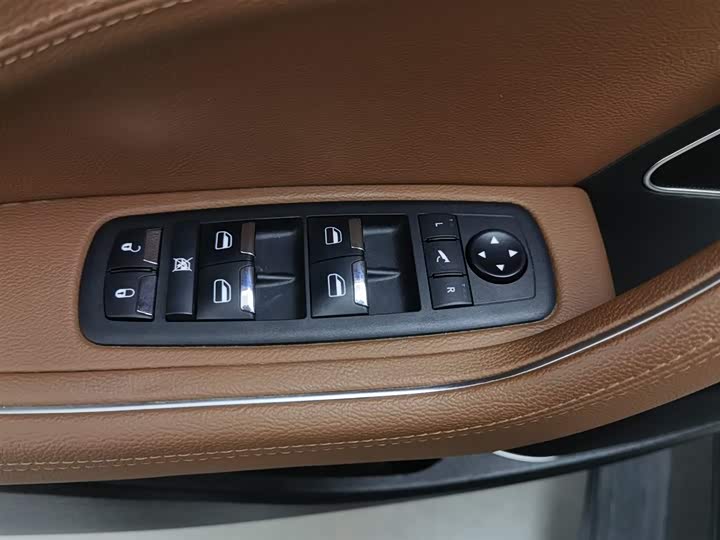 Фото 9 - Maserati Levante