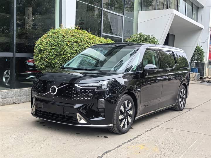 Фото 1 - Volvo EM90