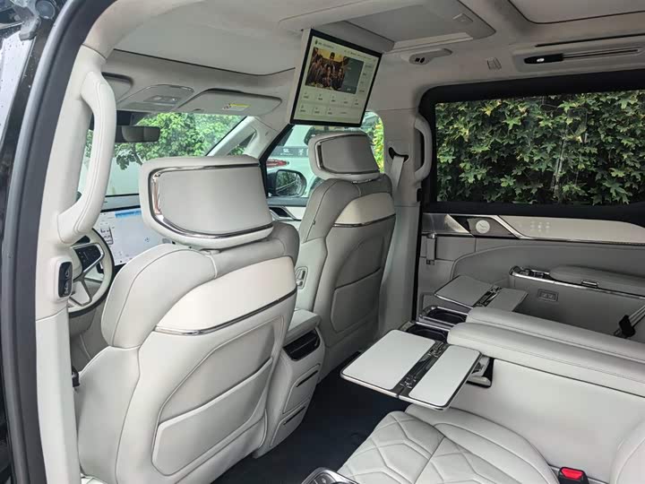 Фото 10 - Volvo EM90