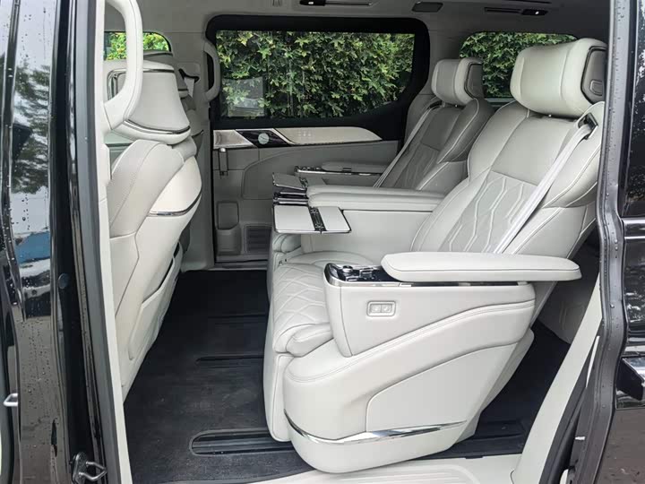 Фото 11 - Volvo EM90