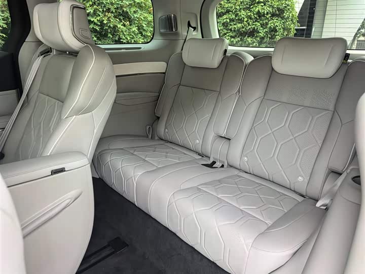 Фото 12 - Volvo EM90