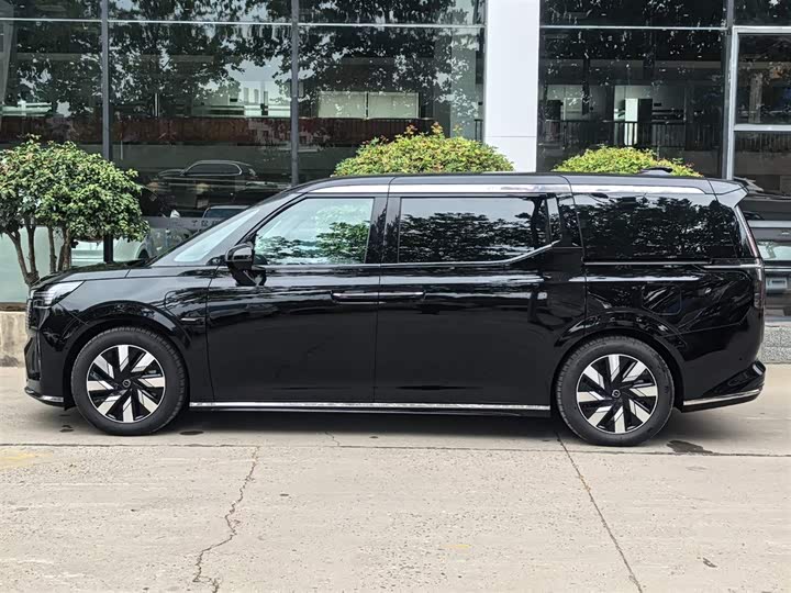 Фото 2 - Volvo EM90