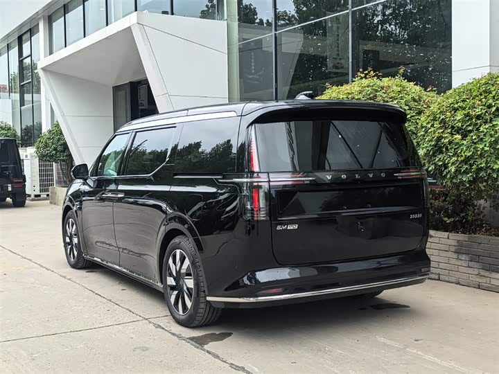 Фото 3 - Volvo EM90