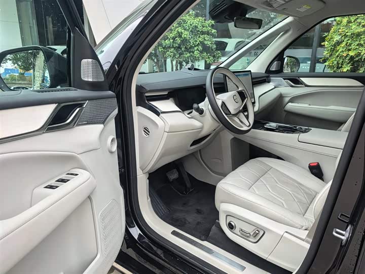 Фото 4 - Volvo EM90