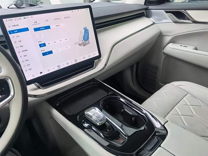 Фото 6 - Volvo EM90