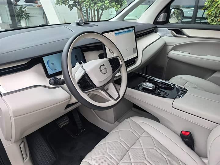 Фото 7 - Volvo EM90