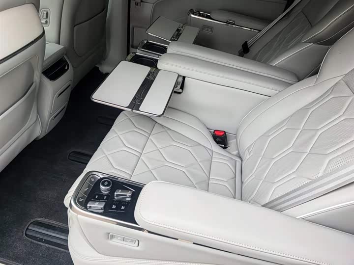 Фото 9 - Volvo EM90