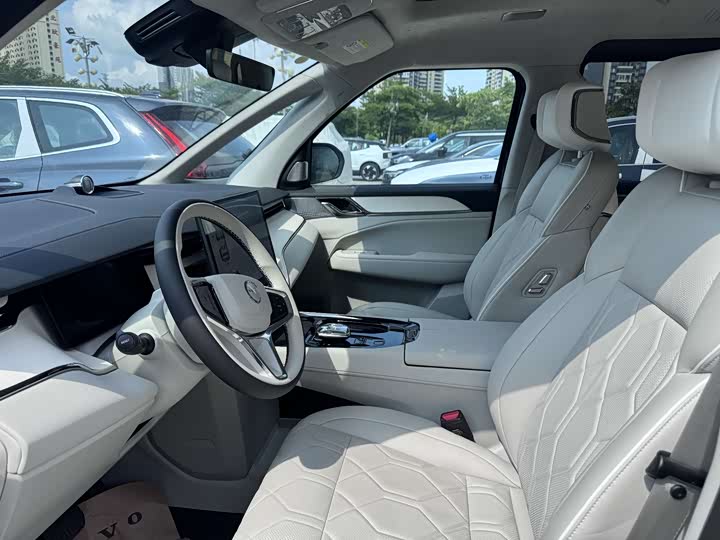 Фото 2 - Volvo EM90