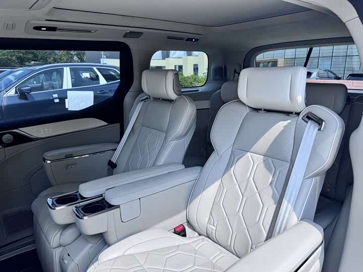 Фото 3 - Volvo EM90