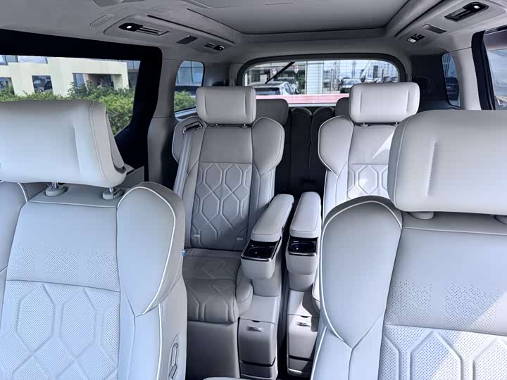 Фото 4 - Volvo EM90