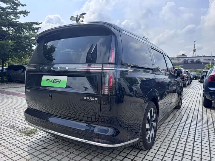 Фото 6 - Volvo EM90