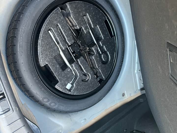 Фото 14 - Hongqi H5