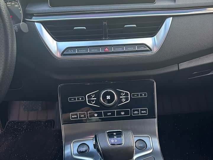 Фото 34 - Hongqi H5