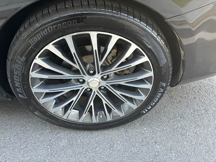 Фото 36 - Hongqi H5