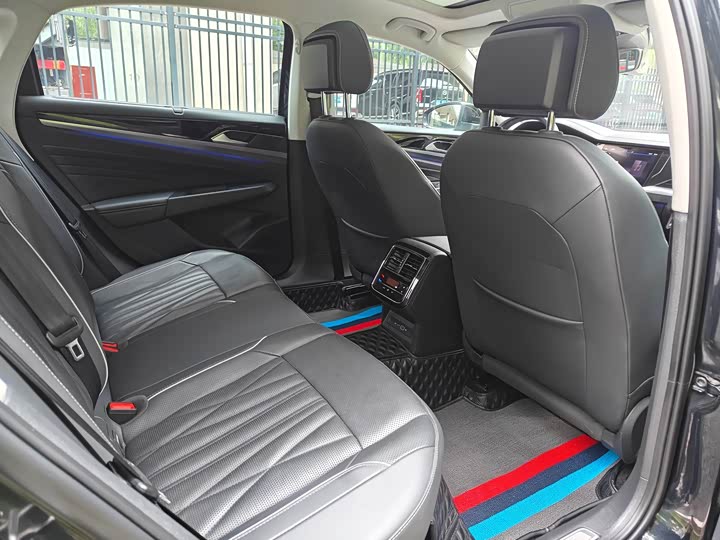 Фото 11 - Volkswagen Passat