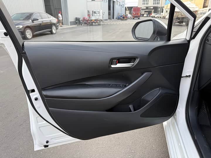 Фото 10 - Toyota Corolla