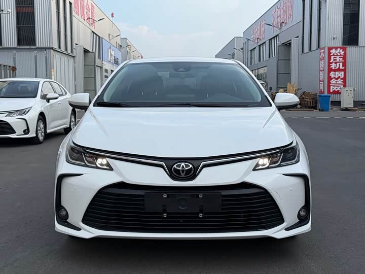 Фото 2 - Toyota Corolla