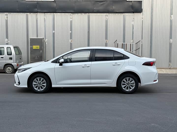 Фото 7 - Toyota Corolla