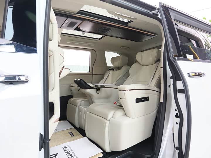 Фото 17 - Lexus LM