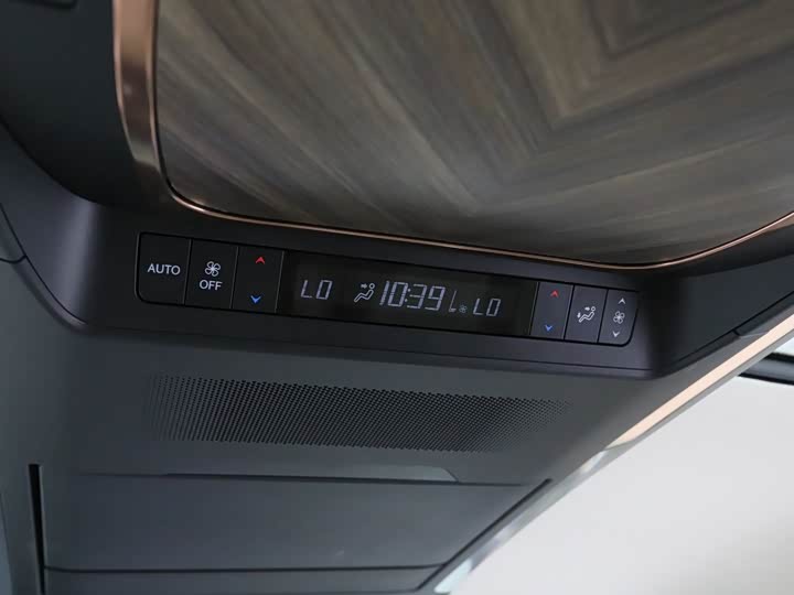 Фото 18 - Lexus LM