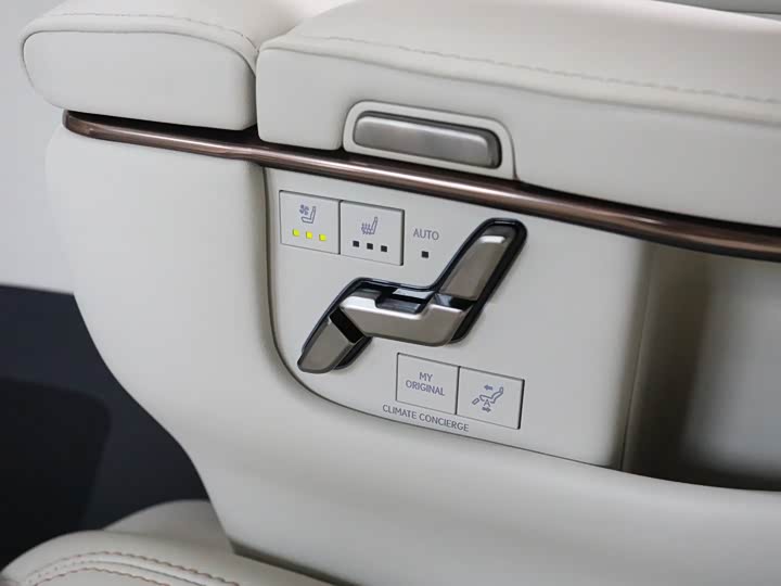 Фото 20 - Lexus LM