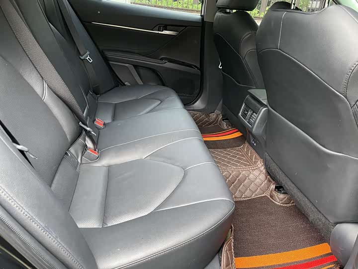 Фото 12 - Toyota Camry