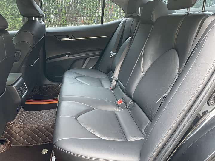 Фото 13 - Toyota Camry