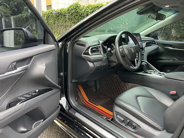 Фото 17 - Toyota Camry