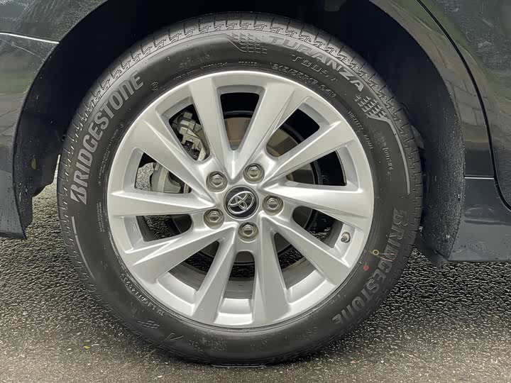 Фото 18 - Toyota Camry