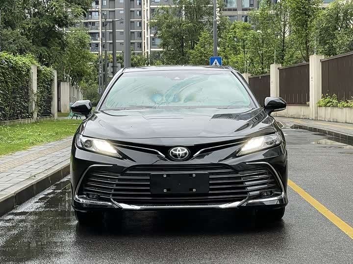 Фото 2 - Toyota Camry