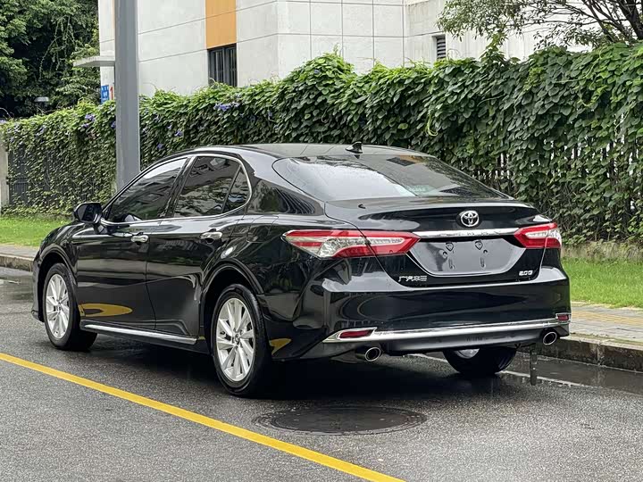 Фото 23 - Toyota Camry