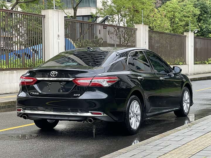 Фото 27 - Toyota Camry