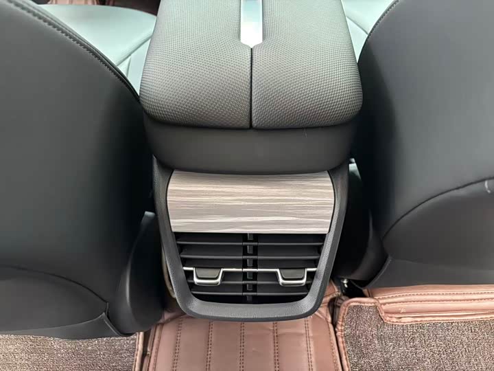 Фото 14 - Hongqi E-QM5