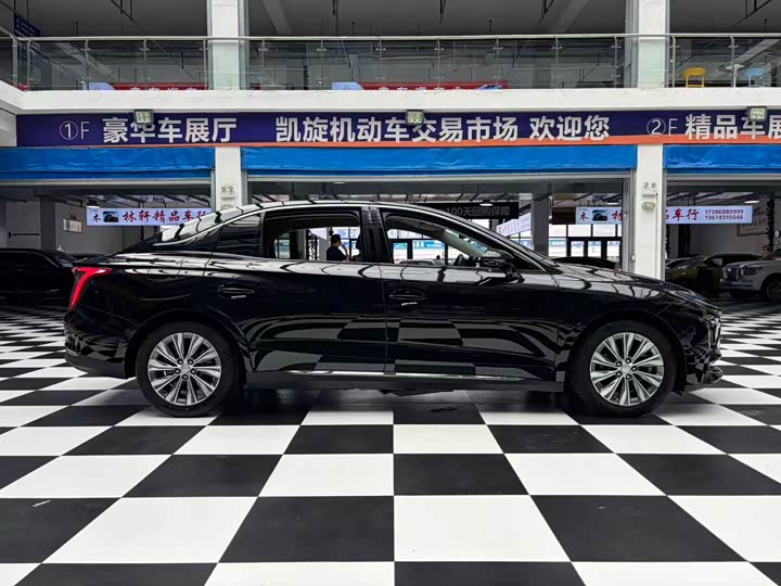 Фото 16 - Hongqi E-QM5