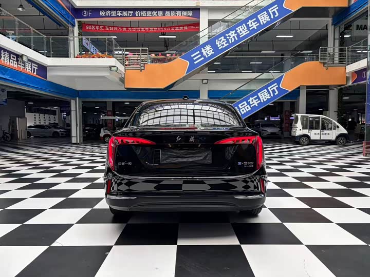 Фото 18 - Hongqi E-QM5